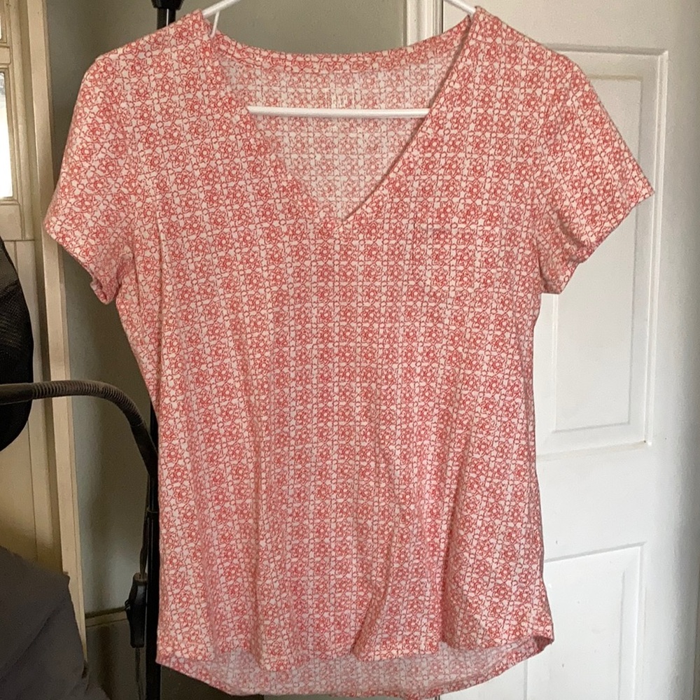 GAP v-neck shirt